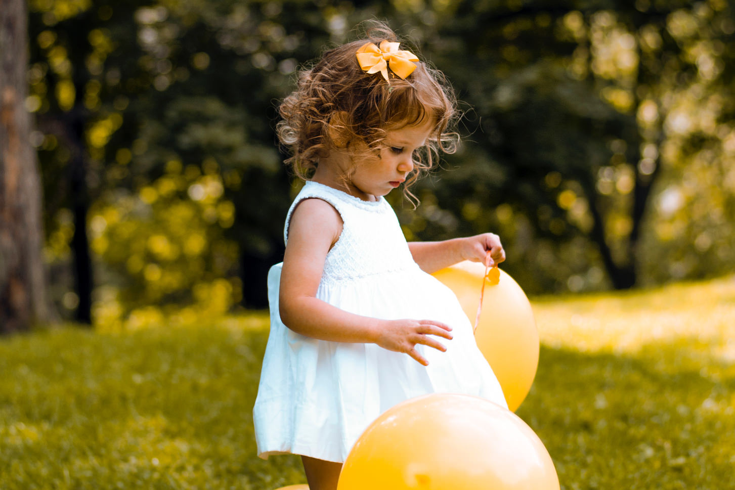 child with ballons